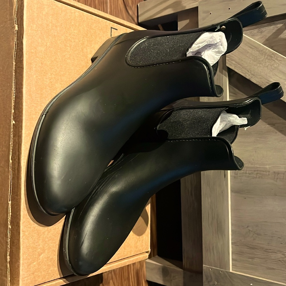 Sam Edelman 8W Rain booties.